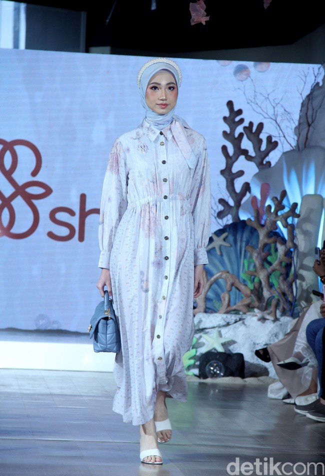 Fashion show koleksi terbaru brand Shi by Shireen Sungkar digelar di Hotel Alila SCBD, Jakarta. Shireen melakukan rebranding pada brand miliknya dan kini merilis koleksi tanpa sang kakak Zaskia Sungkar.  Foto: Mohammad Abduh/detikcom.