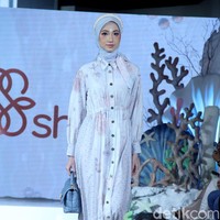 Fashion show koleksi terbaru brand Shi by Shireen Sungkar digelar di Hotel Alila SCBD, Jakarta. Shireen melakukan rebranding pada brand miliknya dan kini merilis koleksi tanpa sang kakak Zaskia Sungkar.  Foto: Mohammad Abduh/detikcom.