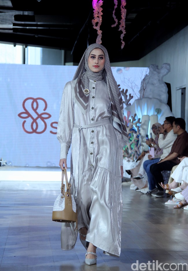 Fashion show koleksi terbaru brand Shi by Shireen Sungkar digelar di Hotel Alila SCBD, Jakarta. Shireen melakukan rebranding pada brand miliknya dan kini merilis koleksi tanpa sang kakak Zaskia Sungkar. Foto: Mohammad Abduh/detikcom.