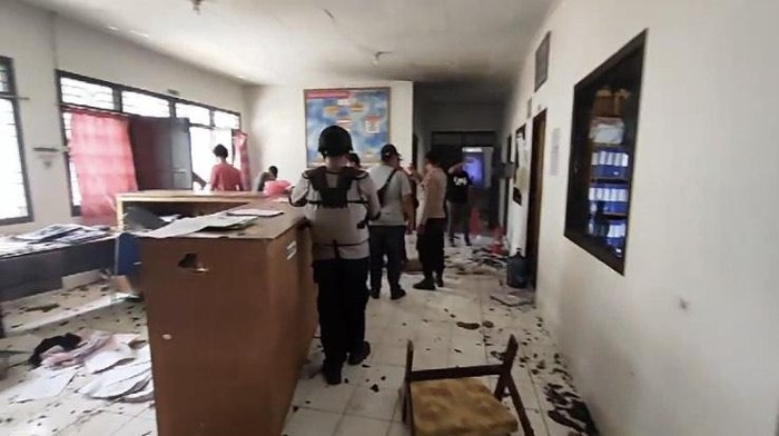 Kondisi kantor perusahaan sawit yang dirusak di Belitung. Sebelumnya, aset perusahaan juga dibakar OTK.