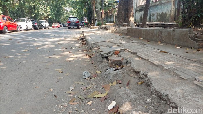 Kondisi trotoar di Jalan Sancang, Kota Bandung.