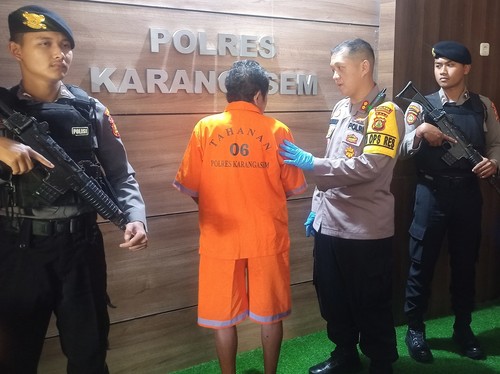 Konferensi pers kasus pencabulan bocah SD yang dilakukan lansia 70 tahun di Polres Karangasem pada Jumat (18/8/2023). (I Wayan Selamat Juniasa)