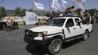 Taliban, yang mengatakan bahwa mereka menghormati hak-hak sesuai dengan interpretasi mereka terhadap hukum Islam, juga telah menghentikan sebagian besar staf perempuan Afghanistan untuk bekerja di lembaga bantuan, menutup salon kecantikan, melarang perempuan memasuki taman dan membatasi perjalanan bagi perempuan tanpa adanya wali laki-laki. AP Photo/Siddiqullah Alizai.