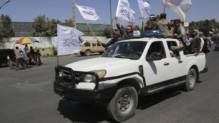 Konvoi Pasukan Taliban Rayakan 2 Tahun Berkuasa di Afghanistan Taliban mark the second anniversary of their takeover of the country in Kabul, Afghanistan, Tuesday, Aug. 15, 2023. (AP Photo/Siddiqullah Alizai)