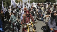 Taliban merayakan dua tahun kekuasaan di Afghanistan dengan cara turun ke jalan membawa bendera sambil berpawai motor. AP Photo/Siddiqullah Alizai.