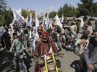 Konvoi Pasukan Taliban Rayakan 2 Tahun Berkuasa di Afghanistan
