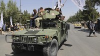 Meskipun pada awalnya Taliban berjanji untuk menghormati hak-hak perempuan di bawah Syariah atau hukum Islam, tetapi Taliban justru memberlakukan aturan pembatasan yang kejam terhadap perempuan dan anak-anak. AP Photo/Siddiqullah Alizai.