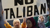 Aturan-aturan Taliban saat kembali menguasai Afghanistan seringkali membuat kaum perempuan menderita. Apalagi sebelumnya kaum perempuan telah menikmati hak dan kebebasan selama dua dekade pemerintahan yang didukung barat. AP Photo/Frank Augstein.