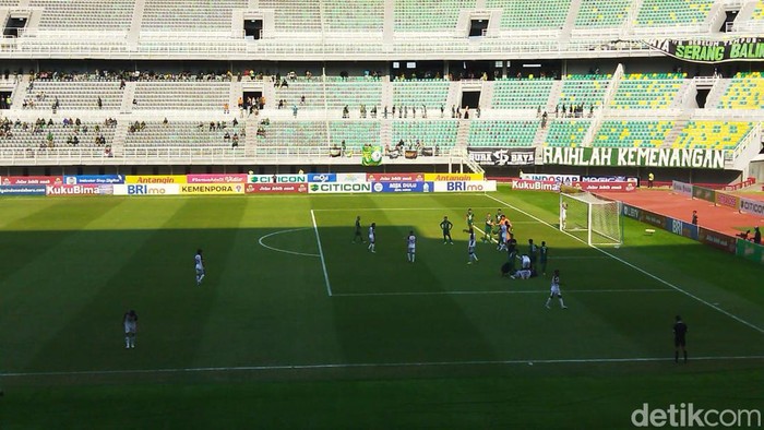 Laga Persebaya vs PSM Makassar