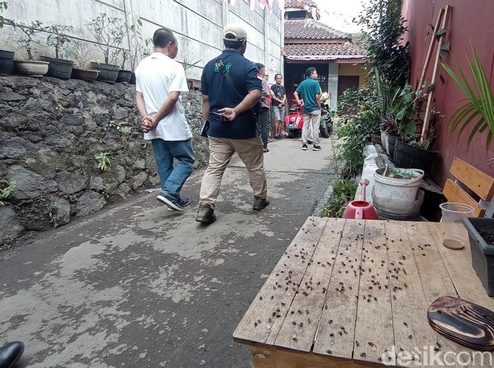 Lalat berkerubung di meja warga Kampung Gunung Jambe Kelurahan Tugujaya Kecamatan Cihideung Kota Tasikmalaya.