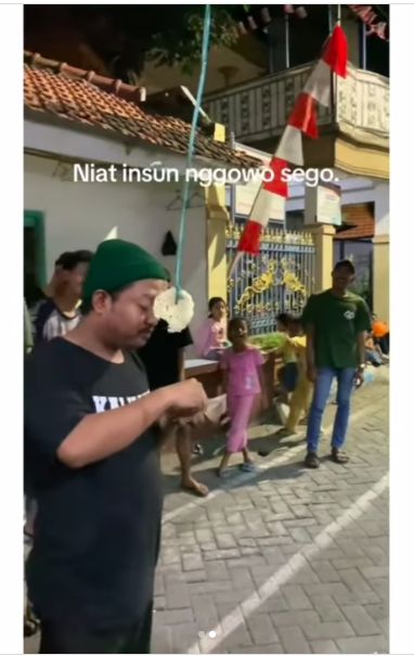 Lomba makan kerupuk bawa nasi bungkus