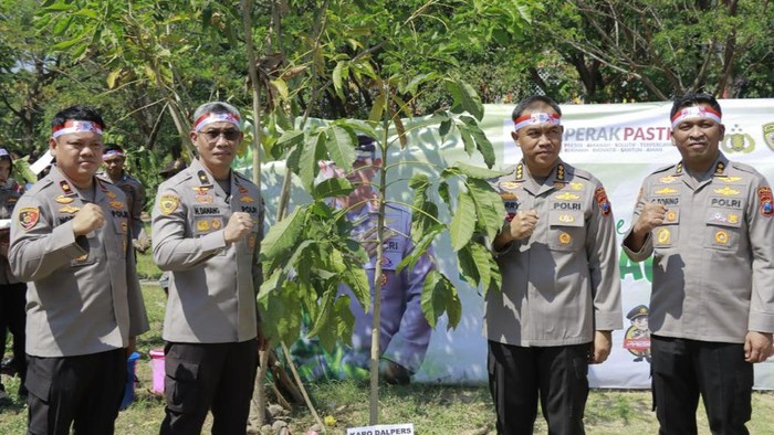 Mabes Polri dan Polda Jatim tanam pohon di Kenjeran Park Surabaya