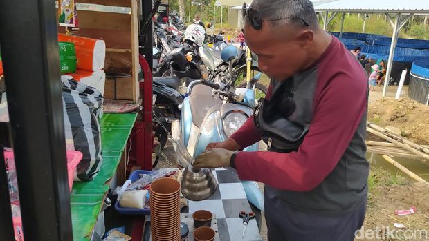 Marsiana, barista keliling difabel asal Temanggung, Jumat (18/8/2023).