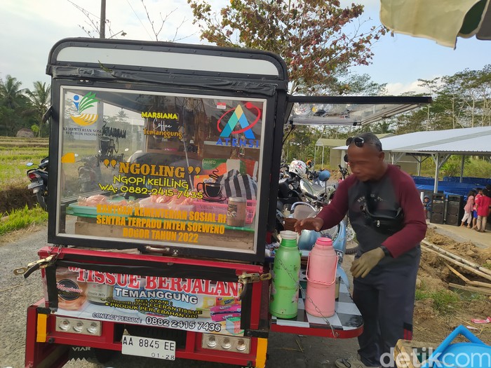 Marsiana, barista keliling difabel asal Temanggung, Jumat (18/8/2023).