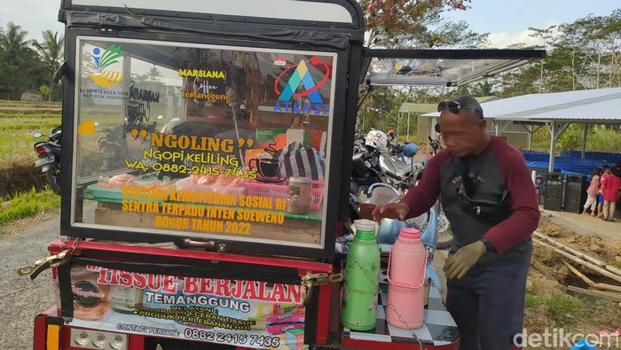 Marsiana, barista keliling difabel asal Temanggung, Jumat (18/8/2023).