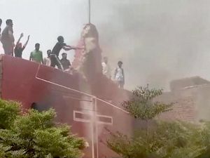 Mencekam! Rusuh di Pakistan Buntut Penistaan Agama, Massa Rusak Gereja