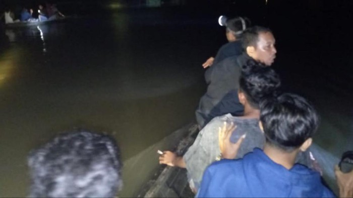 Masyarakat saat melakukan proses pencarian malam tadi