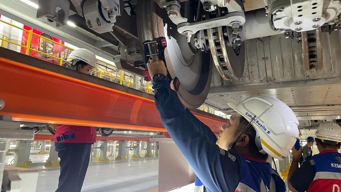 Mau Kantongi Izin Operasi, Kereta Cepat Dicek Kemenhub Sebelum resmi beroperasi, kereta cepat Jakarta-Bandung terus dicek oleh Balai Pengujian Perkeretaapian DJKA Kemenhub. Begini prosesnya.