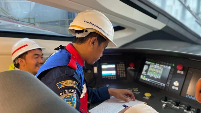 Sebelum resmi beroperasi, kereta cepat Jakarta-Bandung terus dicek oleh Balai Pengujian Perkeretaapian DJKA Kemenhub. Begini prosesnya.