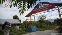 Dikawasan bisnis Pantai Taman Ria dan Pantai Talise jalan cumi-cumi masih terlihat jelas dampak bencana alam 2018 lalu, Banyak ruko-ruko yang terbengkalai akibat gempa dan tsunami yang dibiarkan begitu saja. Dipesisir pantai itu juga kini tengah dibangun tanggul laut dan jalanan dipinggir pantai sedang diperbaiki.