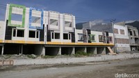 Bellier (2001) dalam hasil Analisis Indeks Kerentanan Seismik Kota Palu dari Stasiun Geofisika Kota Palu menyebutkan, di dalam pertemuan tiga lempeng tersebut terdapat zona kompleks patahan geser yang mengiri (sinistral). Sedikitnya terdapat dua segmen patahan, yaitu Sesar Palu-Koro dan Sesar Matano, yang menyebabkan frekuensi gempa bumi di Sulawesi Tengah tinggi.