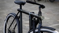 Satu lagi keunikan yang dimiliki VanMoof ialah teknologi Anti-theft nya yang memakai system Kick lock yang memungkinkan penggunanya mengaktifkan alarm hanya dengan mengetukan kaki.