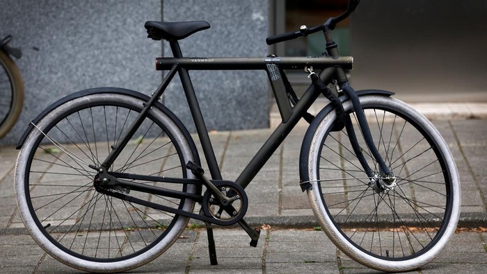 A view of a parked VanMoof bicycle in Amsterdam, Netherlands August 17, 2023. REUTERS/Piroschka van de Wouw