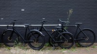 Sejumlah sepeda VanMoof diparkir di Amsterdam, Belanda, Kamis (17/8/2023).