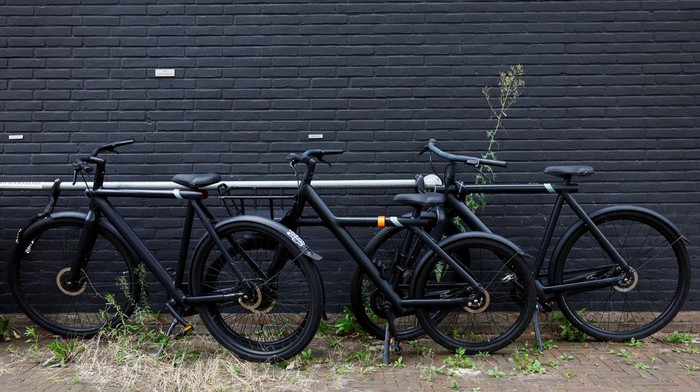 Mengenal VanMoof, Sepeda Listrik Canggih Layaknya Tesla A view of a parked VanMoof bicycle in Amsterdam, Netherlands August 17, 2023. REUTERS/Piroschka van de Wouw