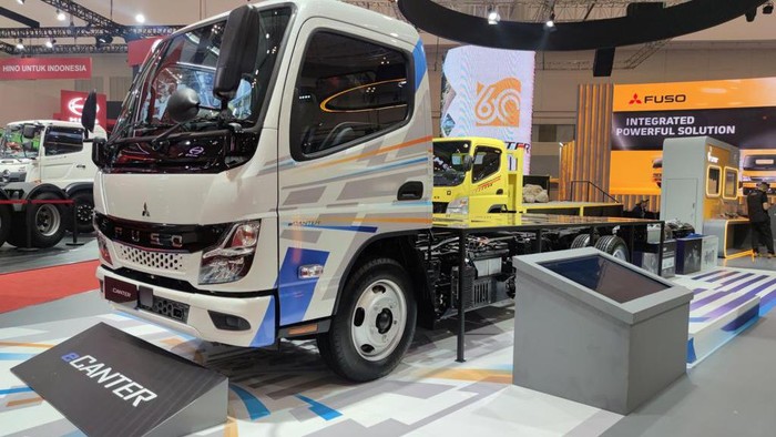Mitsubishi Fuso di bawah PT Krama Yudha Tiga Berlian Motors (KTB) sudah memperkenalkan truk listrik eCanter generasi baru dalam ajang Gaikindo Indonesia International Auto Show (GIIAS) 2023. Mobil komersial niaga tanpa emisi itu akan dijual tahun depan, simak spesifikasinya!