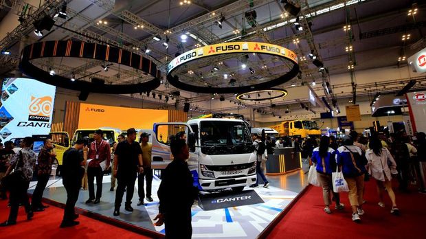 Mitsubishi Fuso di bawah PT Krama Yudha Tiga Berlian Motors (KTB) sudah memperkenalkan truk listrik eCanter generasi baru dalam ajang Gaikindo Indonesia International Auto Show (GIIAS) 2023. Mobil komersial niaga tanpa emisi itu akan dijual tahun depan, simak spesifikasinya! Foto: Dok. Mitsubishi