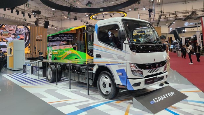 Mitsubishi Fuso di bawah PT Krama Yudha Tiga Berlian Motors (KTB) sudah memperkenalkan truk listrik eCanter generasi baru dalam ajang Gaikindo Indonesia International Auto Show (GIIAS) 2023. Mobil komersial niaga tanpa emisi itu akan dijual tahun depan, simak spesifikasinya!