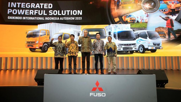 Mitsubishi Fuso Hadirkan Next Generation eCanter di GIIAS 2023 Mitsubishi Fuso di bawah PT Krama Yudha Tiga Berlian Motors (KTB) sudah memperkenalkan truk listrik eCanter generasi baru dalam ajang Gaikindo Indonesia International Auto Show (GIIAS) 2023. Mobil komersial niaga tanpa emisi itu akan dijual tahun depan, simak spesifikasinya!