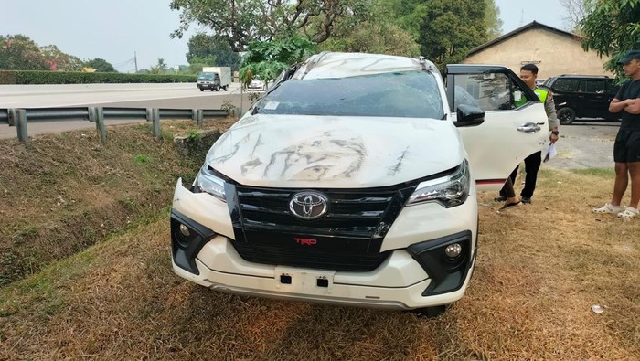 Mobil ringsek di Tol Cijago (dok istimewa)