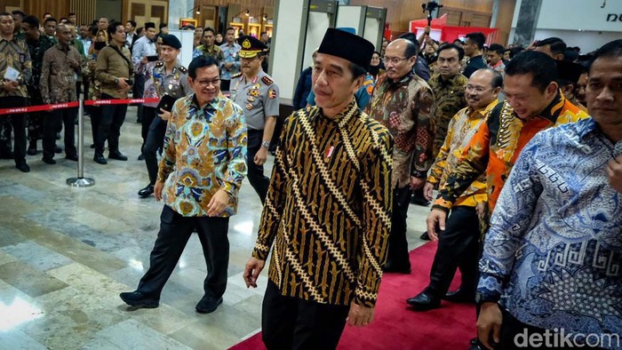 Presiden Jokowi menghadiri Hari Konstitusi dan HUT ke-78 MPR di Kompleks Parlemen, Jakarta. Ini menjadi momen perdana Jokowi hadir di acara tersebut.