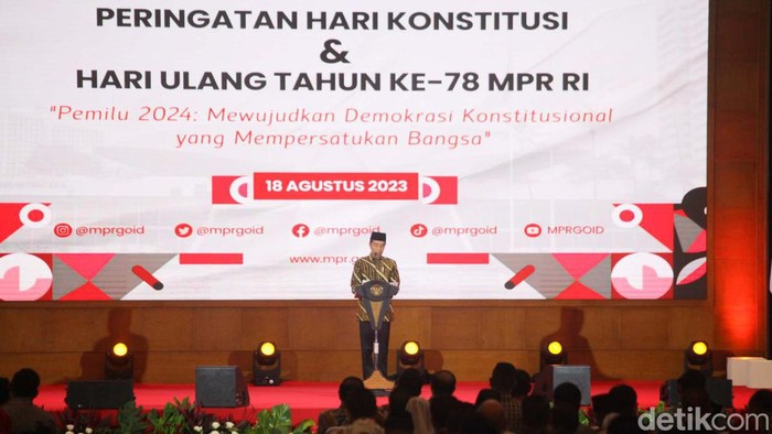 Presiden Jokowi menghadiri Hari Konstitusi dan HUT ke-78 MPR di Kompleks Parlemen, Jakarta. Ini menjadi momen perdana Jokowi hadir di acara tersebut.