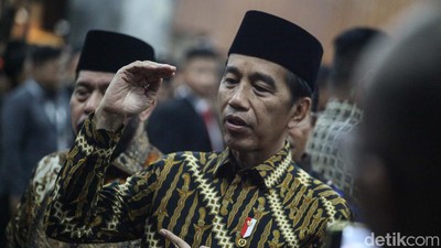 Momen Jokowi Hadiri Peringatan Hari Konstitusi di MPR