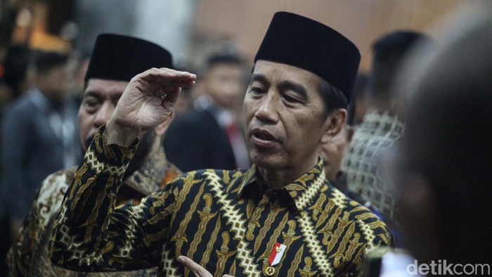 Presiden Jokowi menghadiri Hari Konstitusi dan HUT ke-78 MPR di Kompleks Parlemen, Jakarta. Ini menjadi momen perdana Jokowi hadir di acara tersebut.