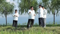 Pemimpin Korea Utara Kim Jong Un mengunjungi pertanian yang terkena dampak topan di Kabupaten Anbyon, Korea Utara, dalam foto tak bertanggal yang dirilis oleh Kantor Berita Pusat Korea (KCNA) Korea Utara pada Kamis (17/8/2023). 