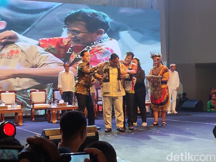 Momen Prabowo dan Budiman Sudjatmiko saling memakaikan jaket usai deklarasi relawan Prabu di Semarang, Jumat (18/8/2023).