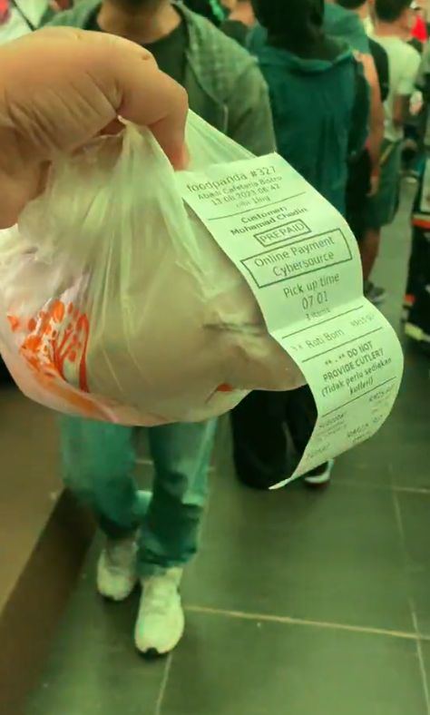 Kocak! Terjebak di Pesta Saat Antar Makanan, Ojol Ini Lakukan Atraksi