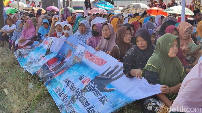 Para warga Sayung, Demak, menggelar mimbar bebas menuntut penanganan terhadap rob yang kini telah menggenangi lahan pertanian, Jumat (18/8/2023).