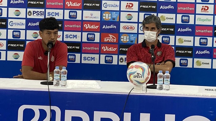 Pelatih Bali United Stefano Cugurra (kanan) dan bek tengah Bali United Jajang Mulyana.