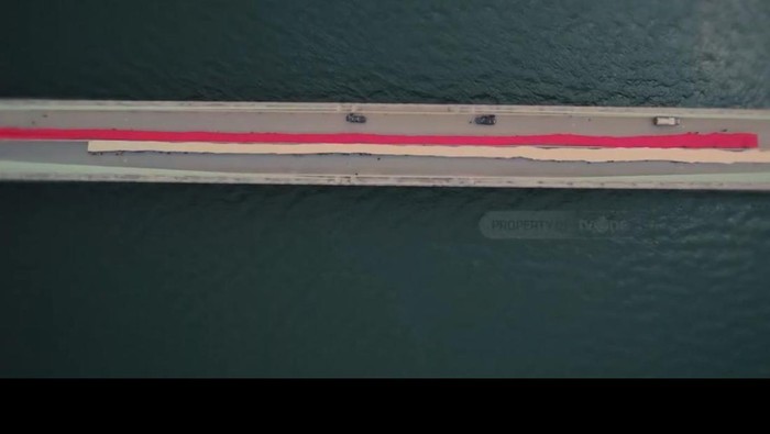 Pembentangan bendera Merah Putih raksasa di Jembatan Pulau Balang, Kalimantan Timur.