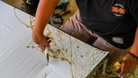 Batik karya penyandang disabilitas ini dijual dari harga Rp375 ribu hingga jutaan rupiah dan telah dipasarkan ke berbagai wilayah di Indonesia.