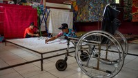 Siswa penyandang disabilitas membatik di Pusat Pelayanan Sosial, Griya Harapan Difabel Dinas Sosial Jabar di Cimahi, Jawa Barat, Jumat (18/8/2023).