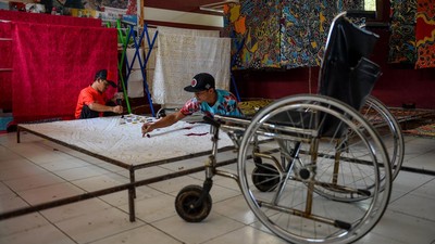 Potret Penyandang Disabilitas Antusias Membatik