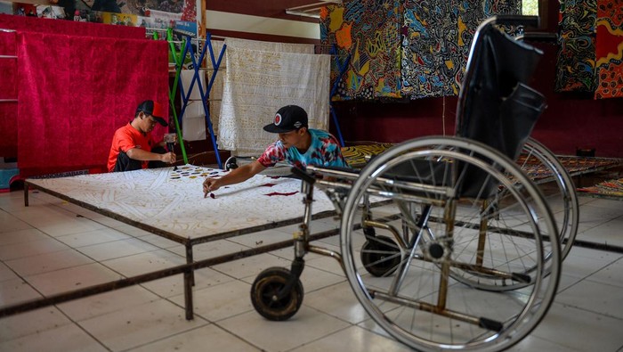 Pemberdayaan disabilitas untuk membatik Siswa penyandang disabilitas membatik di Pusat Pelayanan Sosial, Griya Harapan Difabel Dinas Sosial Jabar di Cimahi, Jawa Barat, Jumat (18/8/2023). Sebanyak 11 orang penyandang disabilitas mengikuti pelatihan membatik yang ditujukan untuk pemberdayaan agar penyandang disabilitas mampu bersaing di dunia kerja serta batik hasil karya mereka dijual dari harga Rp375 ribu hingga jutaan rupiah dan telah dipasarkan ke berbagai wilayah di Indonesia. ANTARA FOTO/Raisan Al Farisi/rwa.