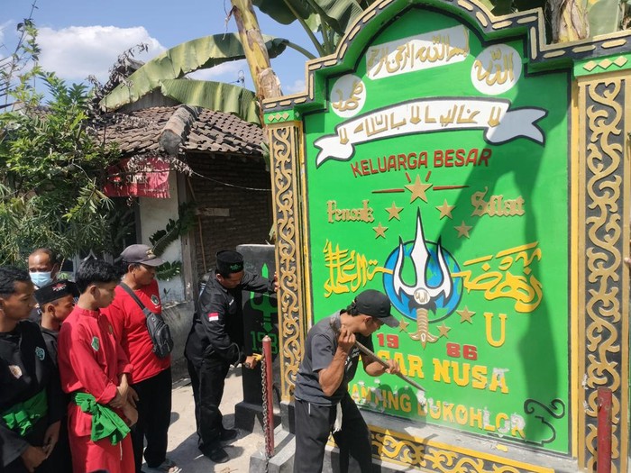 pembongkaran tugu silat di Bojonegoro