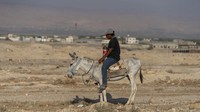 Kehidupan di desa-desa Palestina di Lembah Yordan pun sangat berbanding terbalik dengan pemukiman Israel yang juga berada di lembah itu. (AP Photo/Ohad Zwigenberg).